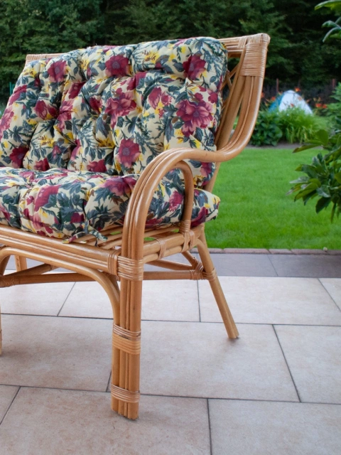 Rattanbank für den Garten in Honigbraun