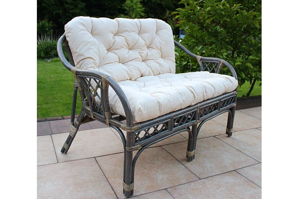 Rattanbank in Grautönen mit weißem Kissen