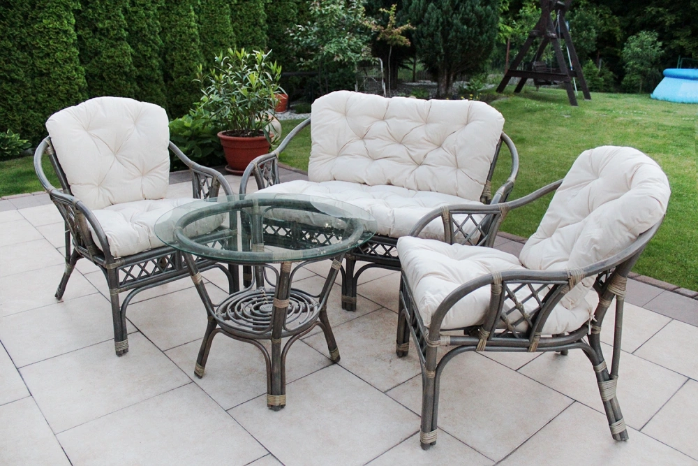 Rattanmöbel in grauer Farbe für vier Personen