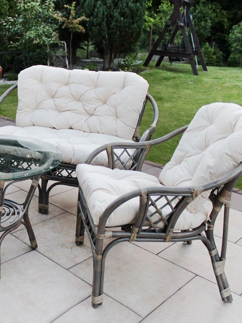 šedý-ratanový-nábytok