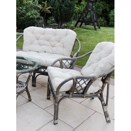 Rattanmöbel in grauer Farbe für vier Personen