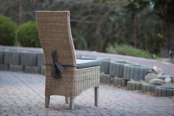 Rustikales Stuhl aus Massivholz und Rattan