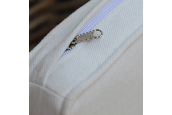 Przybliżenie na zamek od poduszki