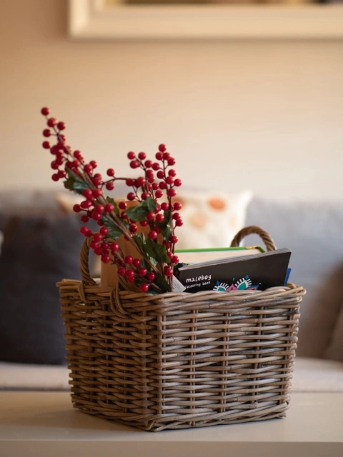 Rattanbezug, grauer Korb aus natürlichem Rattan