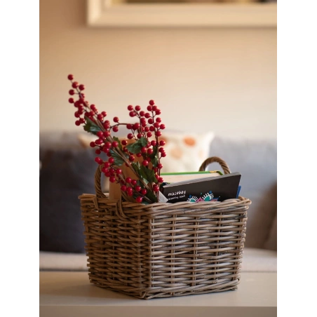 Rattanbezug, grauer Korb aus natürlichem Rattan