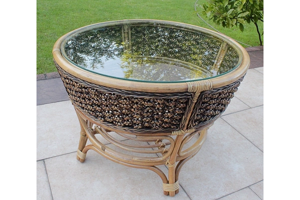 Piękny stolik rattanowy wykończony abaką