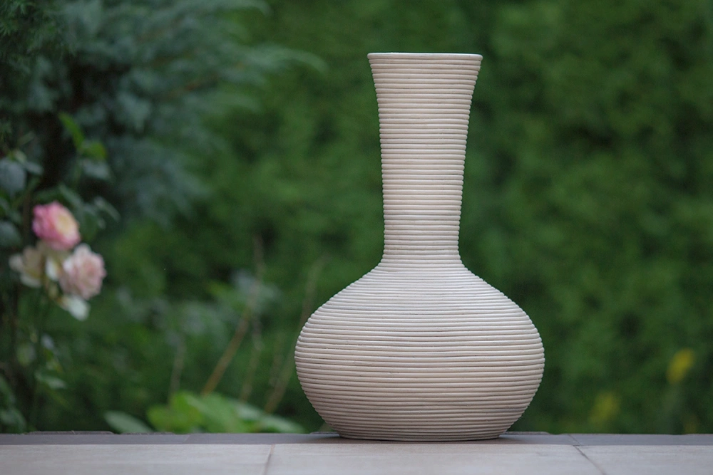 Rattanowy wazon w kolorze bialym