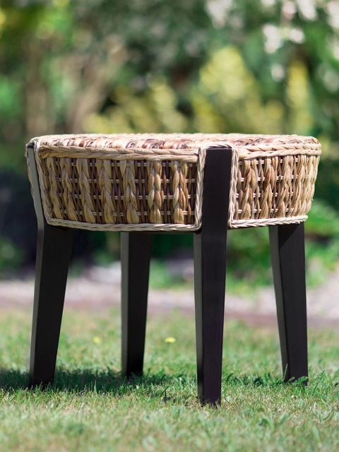 Rattantisch mit Bananenblatt