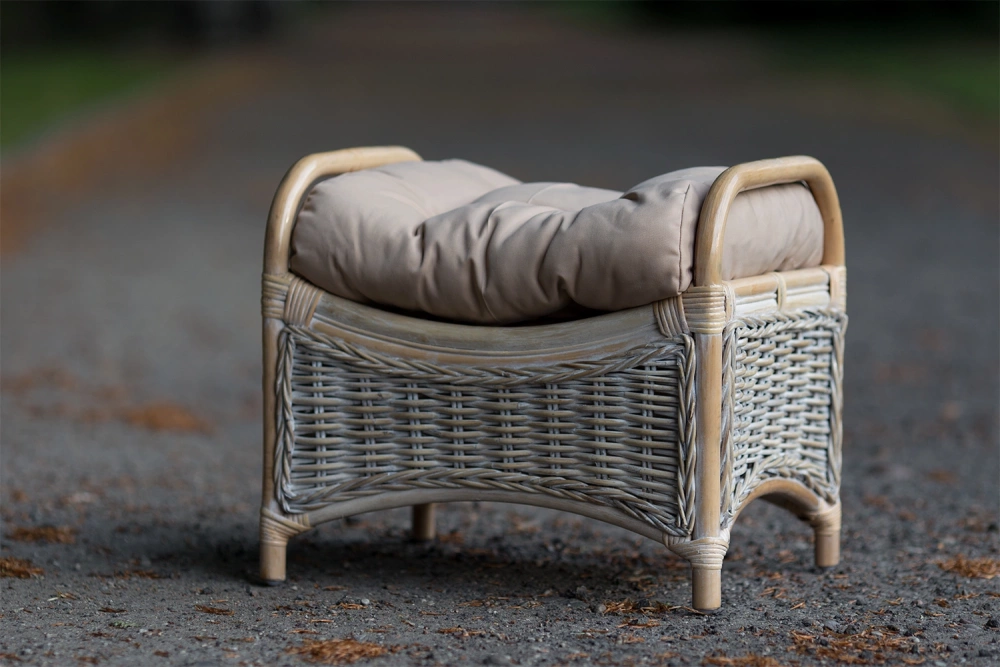 Rattanowy podnóżek bielony | Lirene