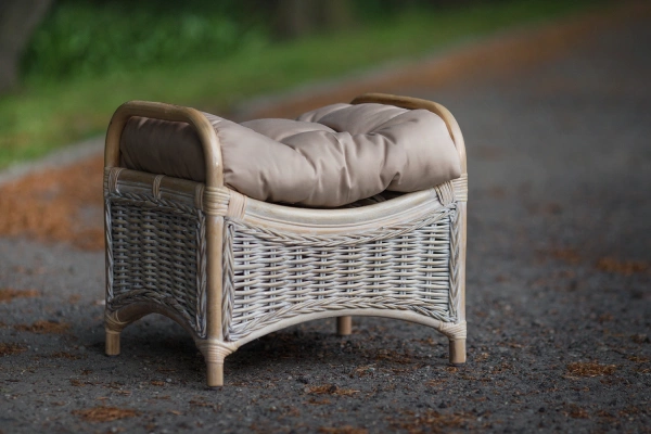 Weiß gebeizter Rattan Hocker | Lirene