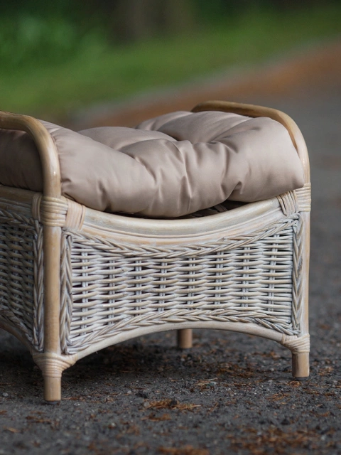 Weiß gebeizter Rattan Hocker | Lirene