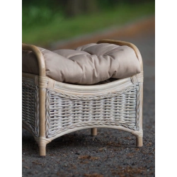 Weiße Rattan-Hocker mit Kissen – Fußbank – Lirene