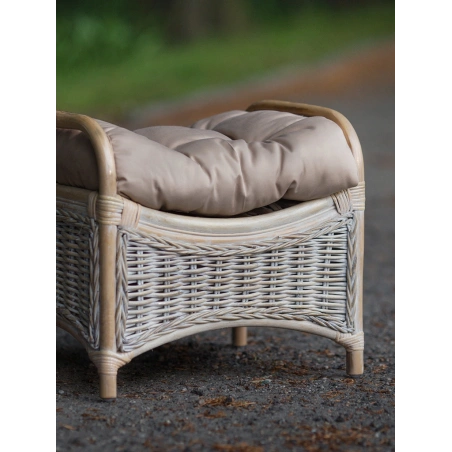 Rattanowy podnóżek bielony | Lirene