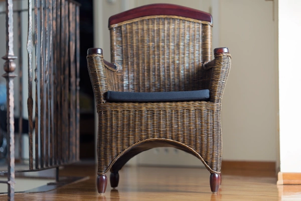 Eleganter Holz-Rattan-Stuhl Brescia