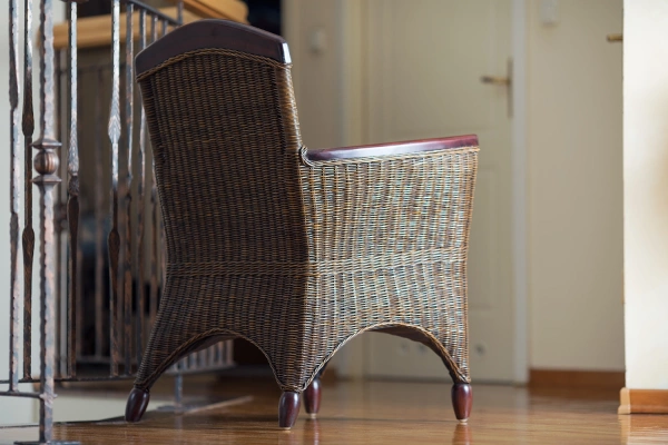 Rückenlehne des Rattanstuhls