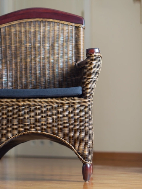 Stylizowany fotel z rattanu i drewna