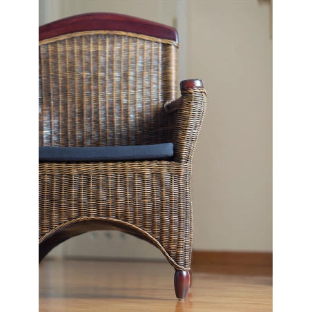 Stylizowany fotel z rattanu i drewna