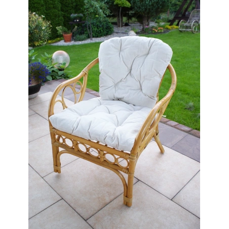 KRÁSNE KRESLO V ODTIENI MEDOVO-HNEDÉHO PRÍRODNÉHO RATANU