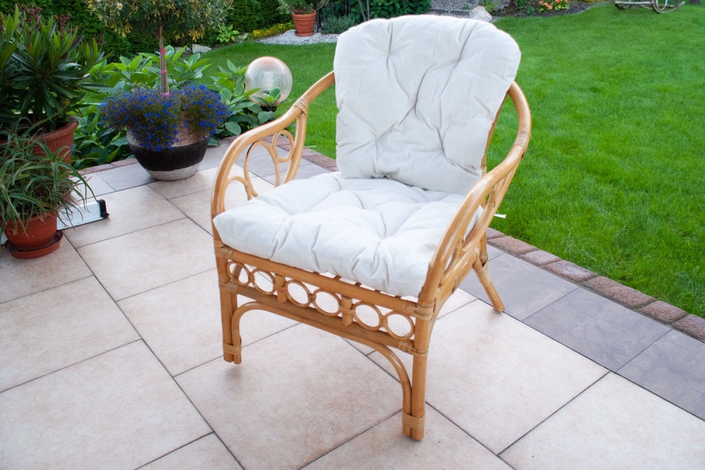 KRÁSNE KRESLO V ODTIENI MEDOVO-HNEDÉHO PRÍRODNÉHO RATANU