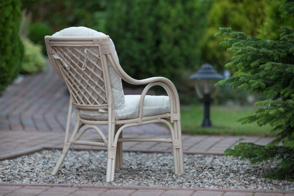 fotel biały z rattanu