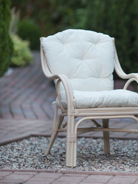 Biele ratanové kreslo M07