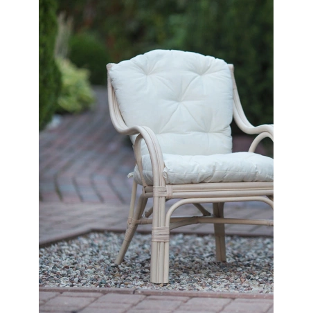 biały fotel rattanowy m07