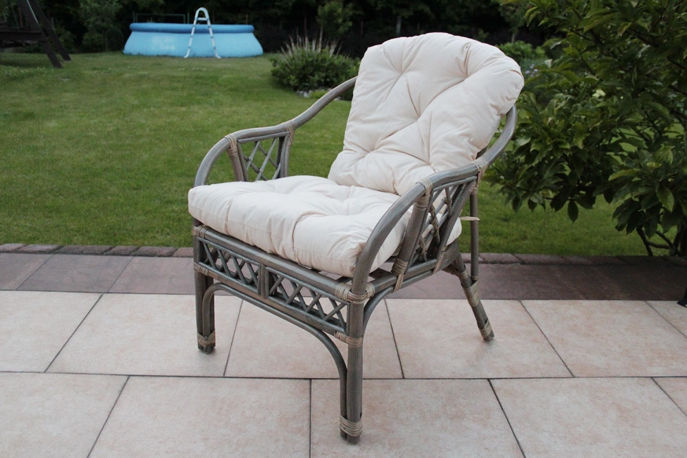 Krzesło rattanowe w kolorze szarym rustykalnym, fotel