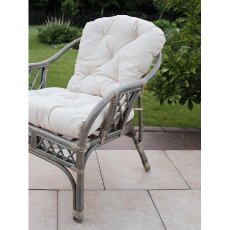 Ratanová stolička v sivom rustikálnom odtieni, kreslo