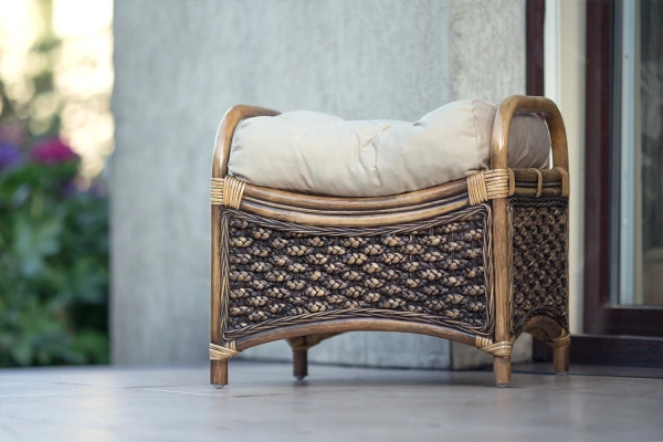 Fußhocker aus natürlichem Rattan