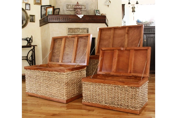 komplet skrzyń z drewna mahoniowego oraz abaki w kolorze miodowy brąz