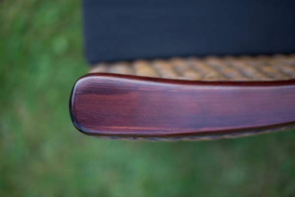 Drevená podrúčka ratanového kresla