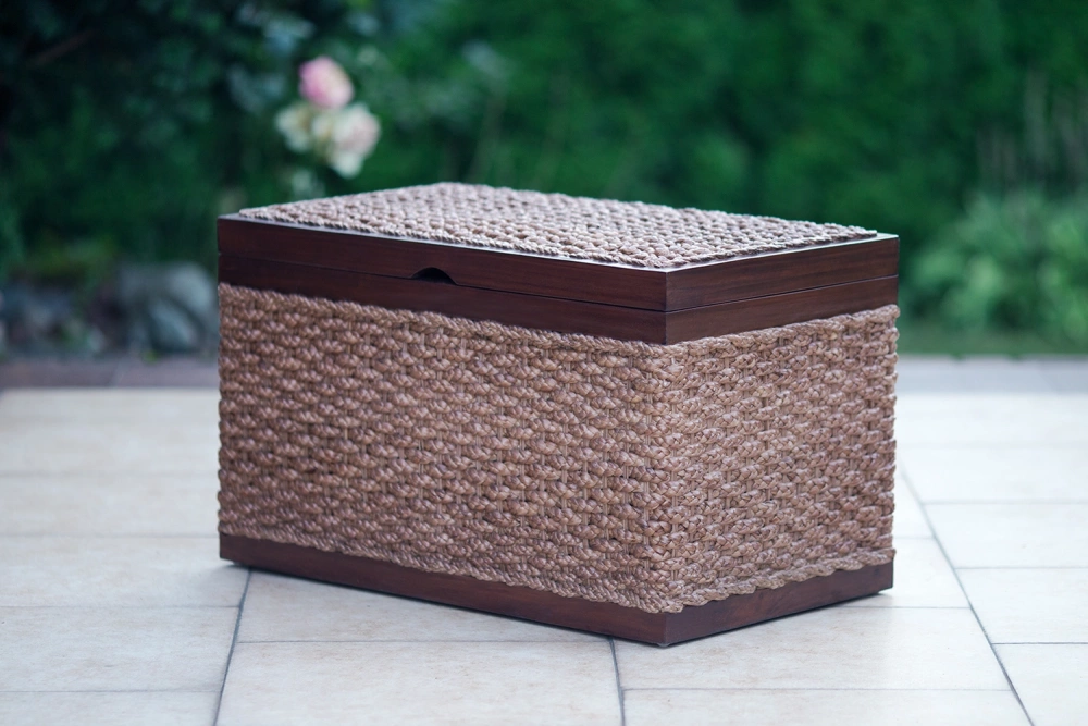 Stilisierte Rattantruhe