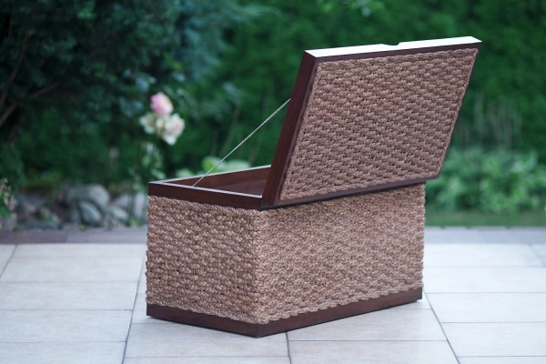 Stilisierte Rattantruhe