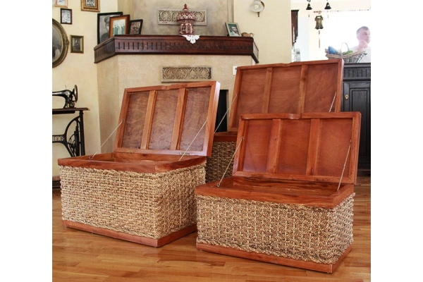 Eine Reihe von Truhen aus Mahagoniholz ​​und honigbraunem Abaca