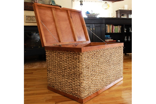 Skrzynia z drewna mahoniowego oraz abaki w kolorze miodowy brąz