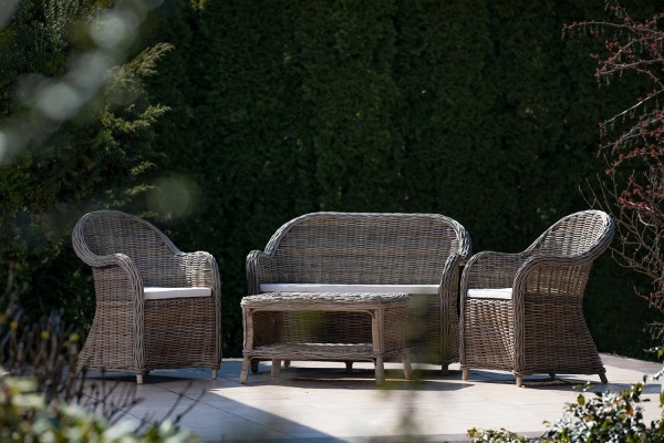 Szare meble rattanowe, naturalne