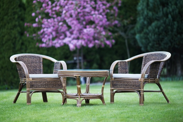 Brązowe meble rattanowe, naturalne