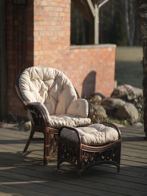 Fotel rattanowy z podnóżkiem