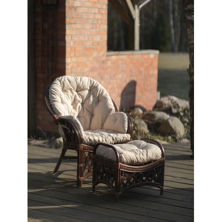 Rattansessel mit Fußhocker