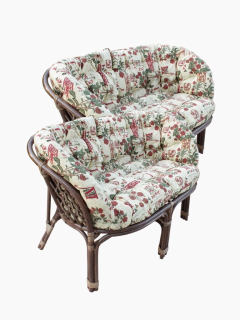 Rattansofas mit Blumenkissen – Zuhause & Garten