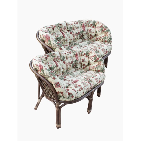 Rattansofas mit Blumenkissen – Zuhause & Garten