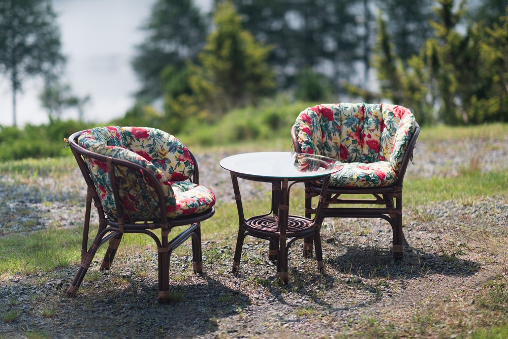 Záhradný ratanový nábytok s farebnými vankúšmi