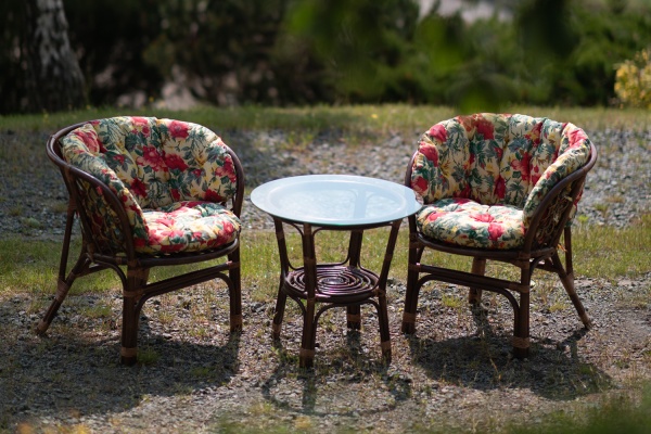 Garten-Rattanmöbel mit bunten Kissen