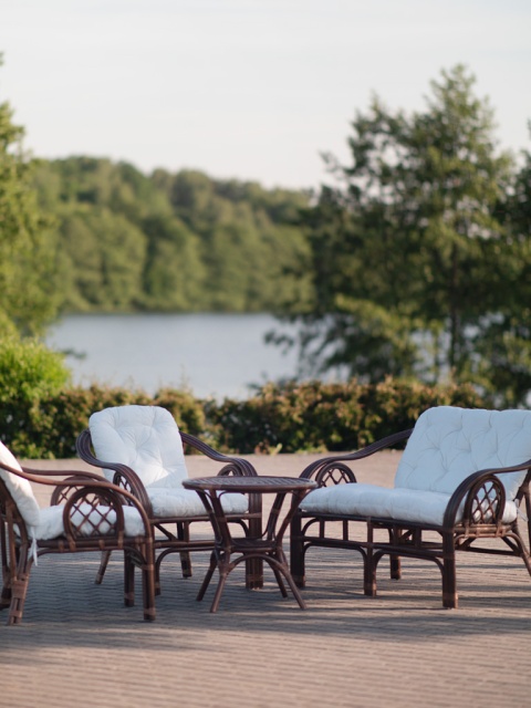 Koloniálna súprava ratanového nábytku – lavica s 2 kreslami a stolíkom