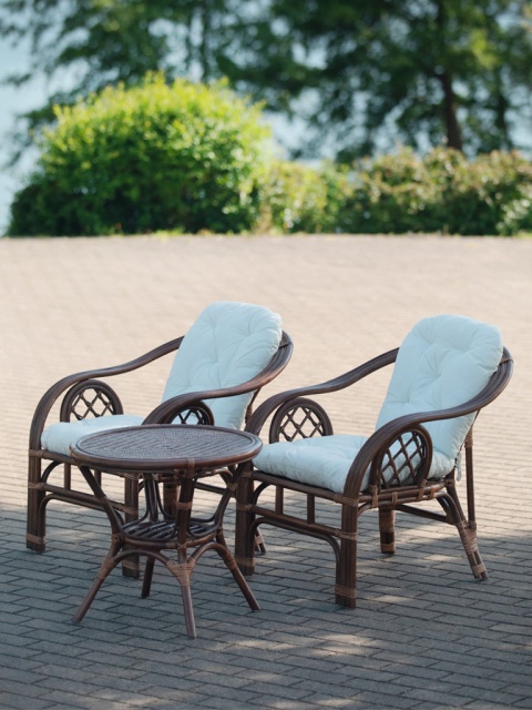 Braune Rattan-Gartenmöbel