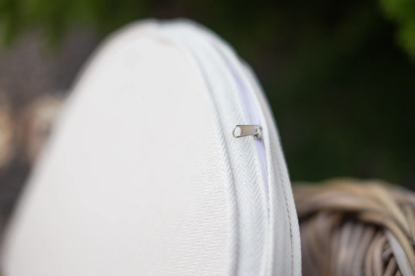 Weißes Kissen des Rattan-Sessels Rosto