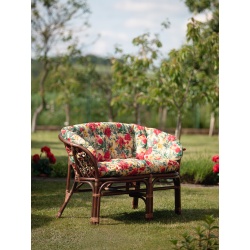 Bequeme Rattansofa mit Kissen