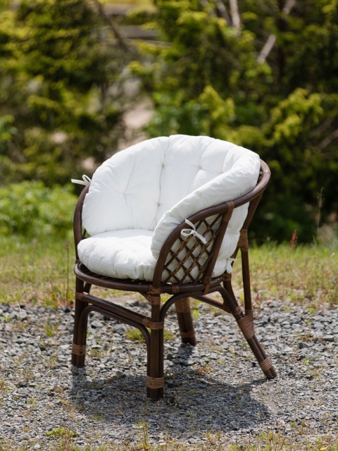 Mebel rattanowy dla jednej osoby z wygodnym kompletem poduszek