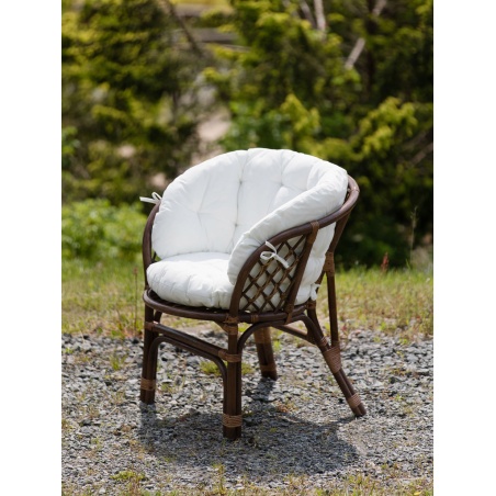 Rattanmöbel für eine Person mit bequemen Kissen