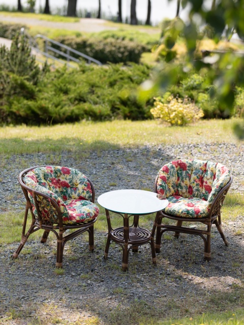 Garten-Rattanmöbel mit bunten Kissen